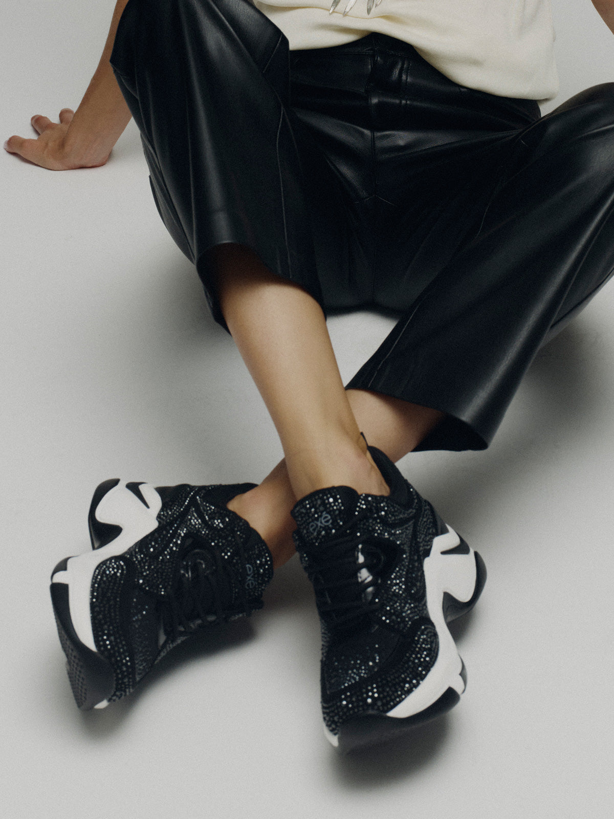 106-52EX21 STRASS BLACK WHT